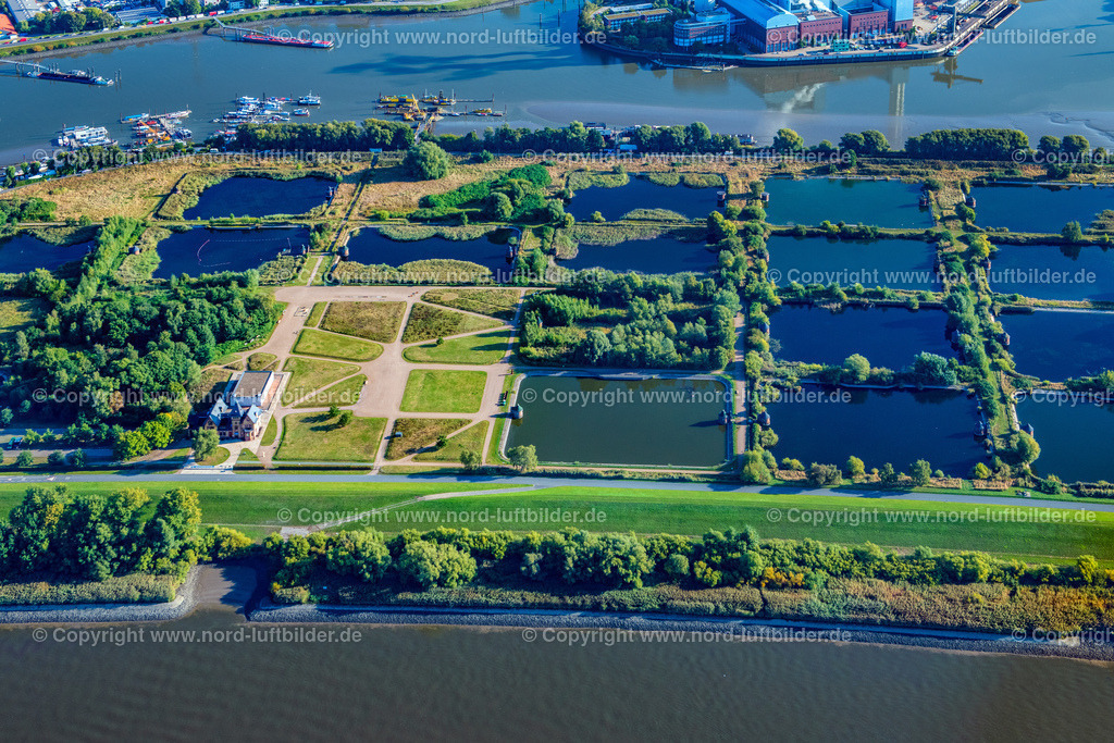 Hamburg_Kaltehofe_Elbinsel_ELS_3539220922 | HAMBURG 22.09.2022 Industrie- Denkmal der stillgelegten technischen Anlagen und Produktionshallen des Geländes der "Wasserkunst Elbinsel Kaltehofe" an derk Billwerder Bucht an der Straße Kaltehofe-Hauptdeich in Hamburg, Deutschland. Weiterführende Informationen bei: HPA Hamburg Port Authority,  Stiftung Wasserkunst Elbinsel Kaltehofe. // Industrial monument of the technical plants and production halls of the premises of "Wasserkunst Elbinsel Kaltehofe" at the barrage Billwerder Bucht on street Kaltehofe-Hauptdeich in Hamburg, Germany. Further information at: HPA Hamburg Port Authority,  Stiftung Wasserkunst Elbinsel Kaltehofe. Foto: Martin Elsen
