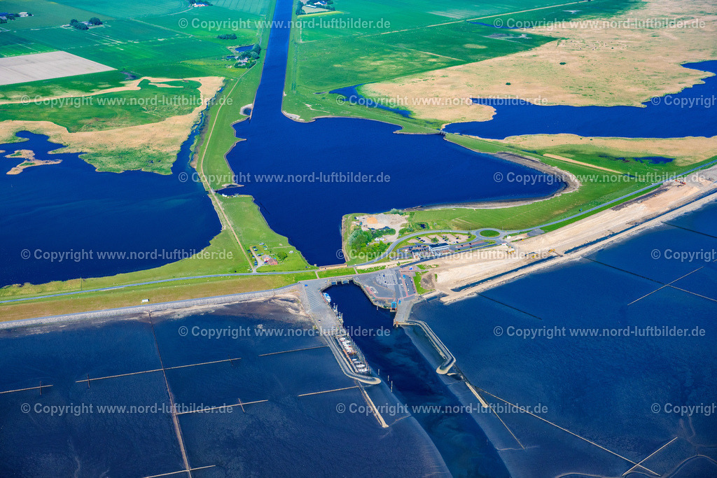 Schlüttsiel_ELS_0720300523 | OCKHOLM 30.05.2023 Sperrwerk- Schleusenanlage und Fährhafen Schlüttsiel im Hauke-Haien-Koog in Nordfriesland im Bundesland Schleswig-Holstein, Deutschland. Aus dem kleinen Hafen fahren Fähren zu den Nordsee- Inseln und Halligen. // Barrier lock system and ferry port Schluettsiel in Hauke-Haien-Koog in North Friesland in the state Schleswig-Holstein, Germany. Foto: Martin Elsen