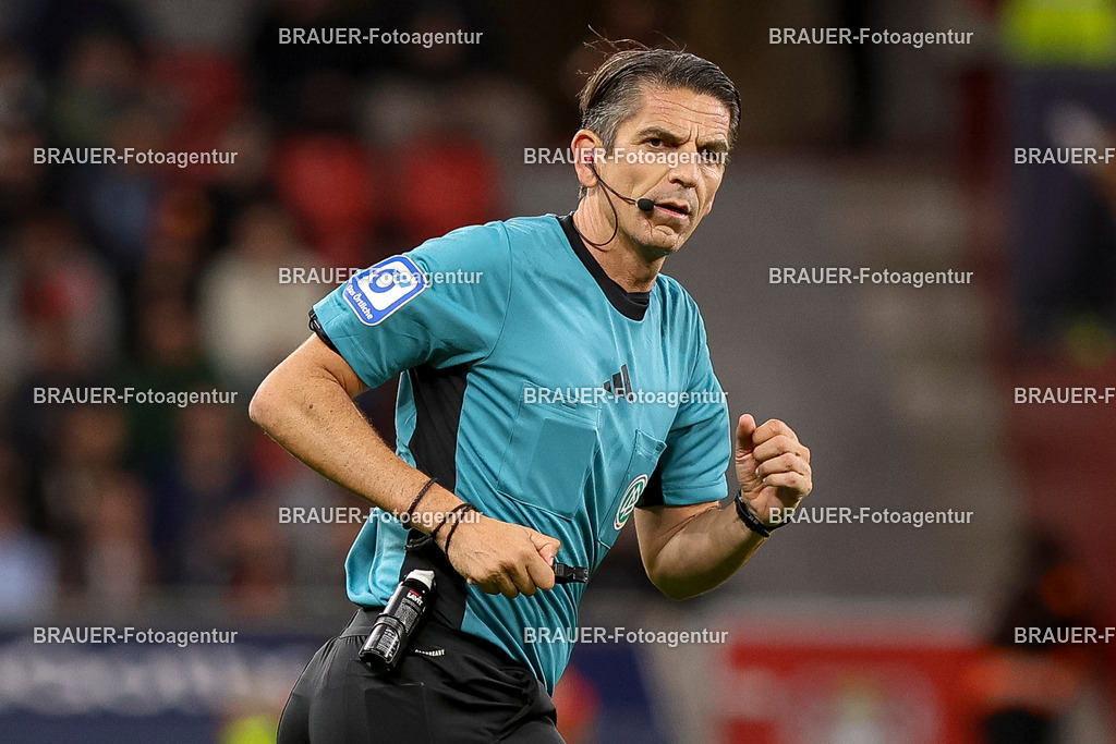 Bayer 04 Leverkusen vs Eintracht Frankfurt - Bundesliga  | Leverkusen, Deutschland, 12.09.25:   Schiedsrichter Deniz Aytekin schaut waehrend des Spiels der Bundesliga zwischen  Bayer 04 Leverkusen vs Eintracht Frankfurt in der BayArena(Foto von Brauer-Fotoagentur / Adrian Schlueter)