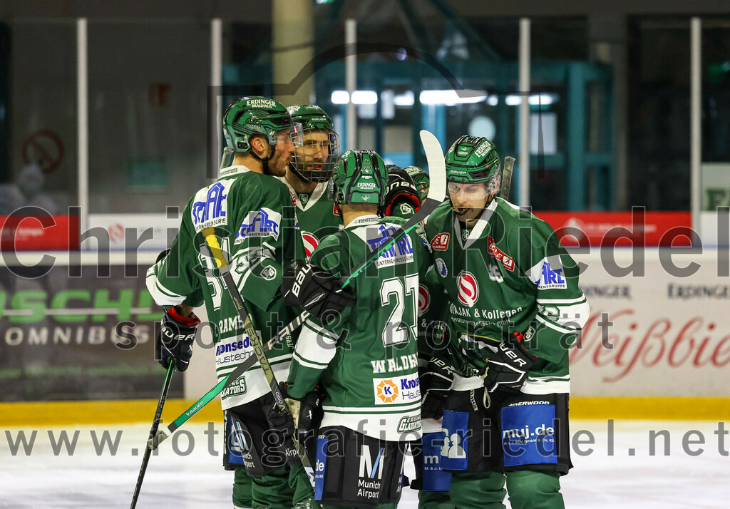 2023-11-17_048_TSV_Erding_gegen_EA_Schongau | Erding, Deutschland, 17.11.2023:
Eishockey, Bayernliga Vorrunde 2023 / 2024, 10. Spieltag, TSV Erding gegen EA Schongau, Endergebnis: 12:4

Bastian Cramer (Erding Gladiators, #34), Mark Waldhausen (Erding Gladiators, #27), Michael Trox (Erding Gladiators, #86)

Foto: Christian Riedel / fotografie-riedel.net