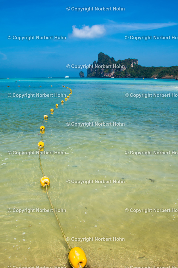 Reisefotografie - Asien - Thailand | Gelbe Bojenkette auf dem tuerkisfarbenen Andamanenmeer bei Koh-Phi-Phi. - Realisiert mit Pictrs.com