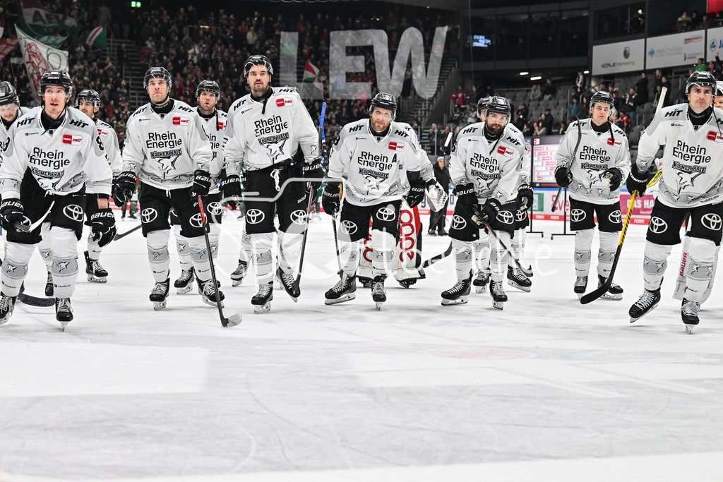 Augsburger Panther - Kölner Haie | AUGSBURG, GERMANY - 11. JANUARY: die Haie feiern zusammeb mit den Fans den 3-1 Auswärtssieg in Augsburg während dem Match zwischen den Augsburger Panthern und den Kölner Haien am 39. Spieltag der penny DEL im Curt Frenzel Stadion