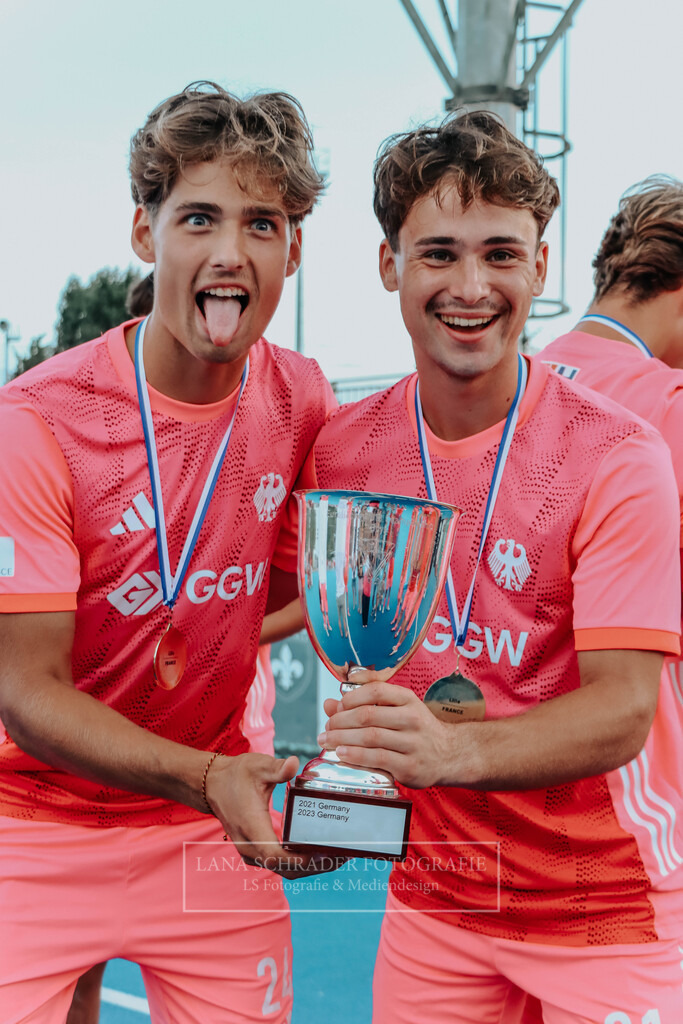 EM_MU18_F_GER-BEL_Lille_bearbeitet_Pokalbilder (42 von 137) | lanaschraderfotografie - Realisiert mit Pictrs.com