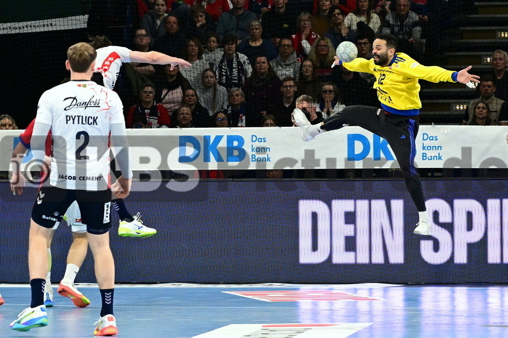 KBS Picture_HSVH-SGFl-Handewitt_018 | v.l. Moeller Lasse (SG Fl.-Handewitt) , El Tayar Mohamed (HSV Hamburg) ,Sportarena :  Barclays Arena Hamburg, - Realisiert mit Pictrs.com