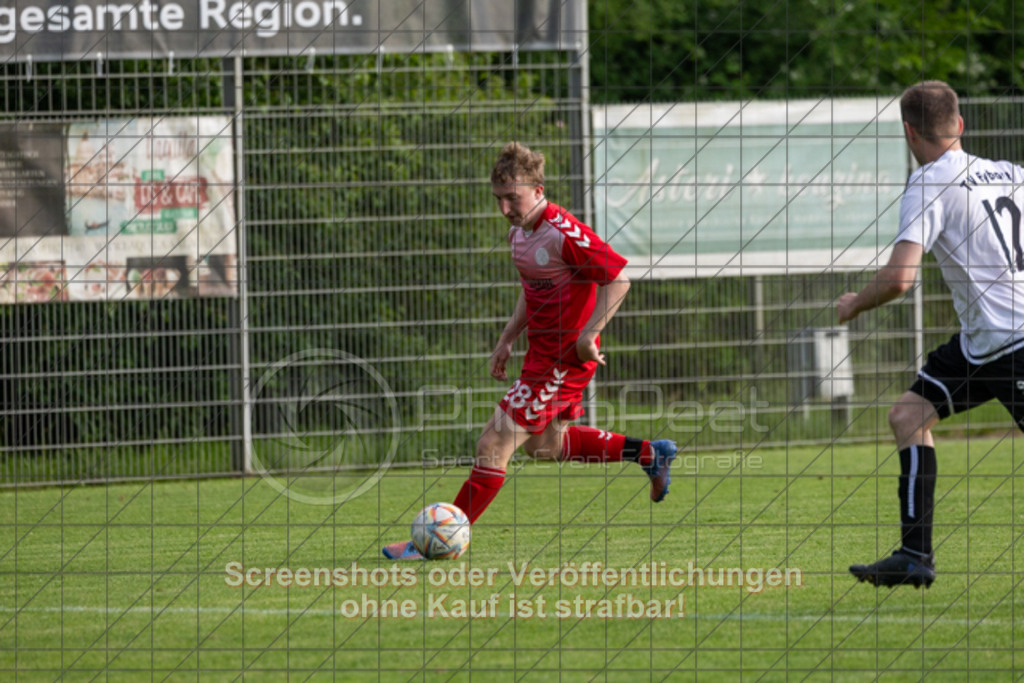20250616_200605_0726 | #,  TV Eybach (weiß) vs. 1.FC Donzdorf II (rot), Fussball, Entscheidungsspiel 3 in Kreisliga A3 - Bezirk Neckar/Fils, Saison 2024/2025, Rasensportplatz, Staufenecker Str. 41, 73084 Salach, 16.06.2025 - 18:30 Uhr,Foto: PhotoPeet-Sportfotografie/Peter Harich