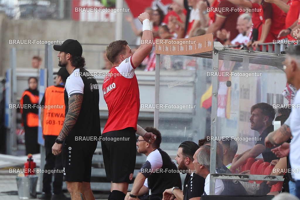 Rot-Weiss Essen - Hansa Rostock | Essen, Deutschland, 20.09.2025 Felix Wienand  (Rot-Weiss Essen) Jubelt zu den Fanswährend des 3.Liga Spiels zwischen  Rot-Weiss Essen und Hansa Rostock am 20.09.2025 im Stadion an der Hafenstraße in Essen. (Foto von Timo Bluhmki-Schmidt/Brauer Fotoagentur