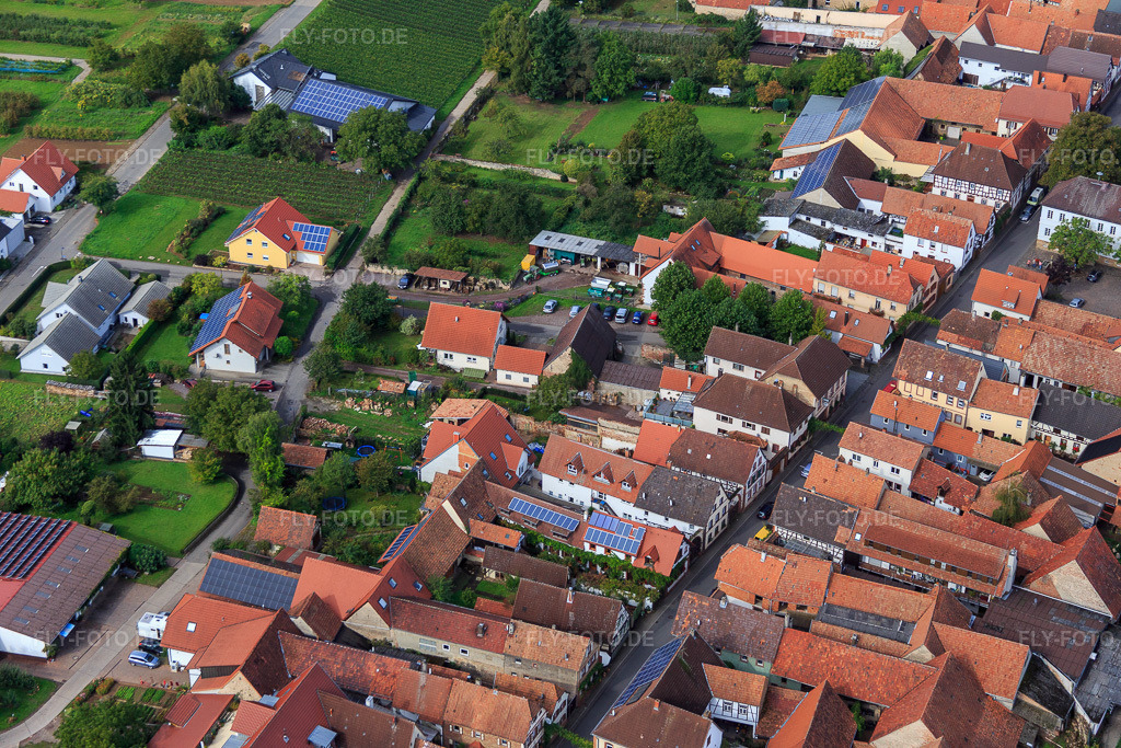 Luftbild: Am Pfarrgarten im Ortsteil Heuchelheim in Heuchelheim-Klingen im Bundesland Rheinland-Pfalz in Deutschland. Foto: IMG_072679.jpg vom 19.09.2014 durch Werner Riehm/FLY-FOTO.deAuflösung des Originals: 5472 x 3648 px