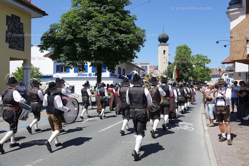news-2022-Juli17-Musikumzug-Reutte-DSD02960-Laehn_Wengle | Info aus dem Bezirk Reutte/Ausserfern Tirol sowie eine umfangreiche Bilddatenbank über die gesamte Region: Lechtal, Talkessel Reutte, Tannheimertal, Zwischentoren. Lech, Plansee, Zugspitze, Grenztunnel, B179, Fernpassstraße, Verkehr, Lawinen, Tradition, - Realisiert mit Pictrs.com
