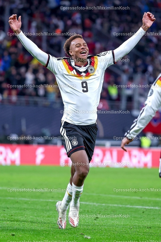 DFB17112503051 | 17.11.2025, Fußball, Länderspiel, WM-Qualifikation Europa, Deutschland - Slowakei, Red Bull Arena (Leipzig), 10. Spieltag, Saison 2025 2026: Torjubel nach dem Tor zum 6:0 durch Torschütze Forzan Assan Ouedraogo (GER #09)  zusammen mit   Regulations prohibit any use of photographs as image sequences and or quasi-video.