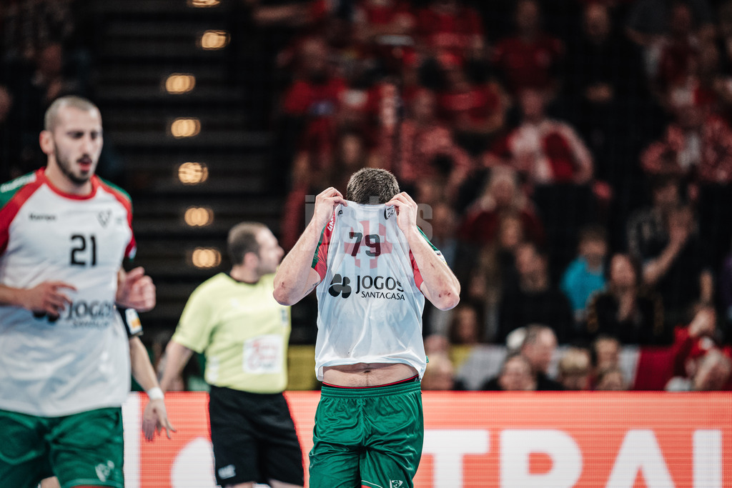 Handball | Herren | EHF EURO 2024 | European Championshop Men 2024 Final Tournament | Schweden vs. Portugal | 21.01.2024 | Martim Costa (#79, Portugal, POR) versinkt in seinem Trikot
