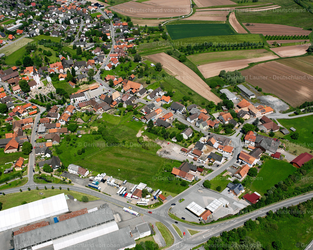 2626413 | Sand, WILLSTäTT 09.06.2006 Landwirtschaftliche Nutzflächen und Feldgrenzen  umsäumen das Siedlungsgebiet des Dorfes in Willstätt im Bundesland Baden-Württemberg, Deutschland // Agricultural land and field boundaries surround the settlement area of the village  in Willstätt in the state Baden-Wuerttemberg, Germany Foto: Gerhard Launer
