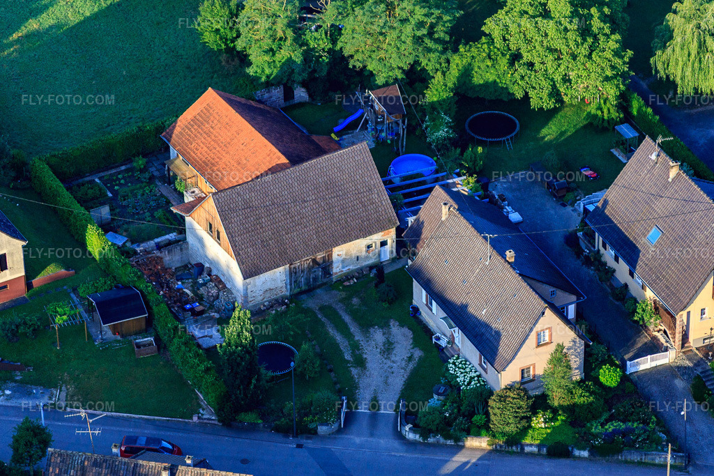 Aerial view: Rue du Moulin in Scheibenhard in the state Bas-Rhin, France. – Photo: IMG_082887.jpg taken on 06/26/2015 by Werner Riehm/FLY-FOTO.com – Resolution of the original: 4313 x 2875 px