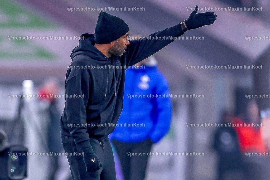Due17012501052 | 17.01.2025, Fußball, Fortuna Düsseldorf - SV Darmstadt 98, 2.. Fußball Bundesliga, 18. Spieltag, Merkur Spiel-Arena, Saison 2024 2025: Cheftrainer Daniel Thioune (Trainer Fortuna Düsseldorf) gestikulierend am Spielfeldrand GestikDFB regulations prohibit any use of photographs as image sequences and or quasi-video.