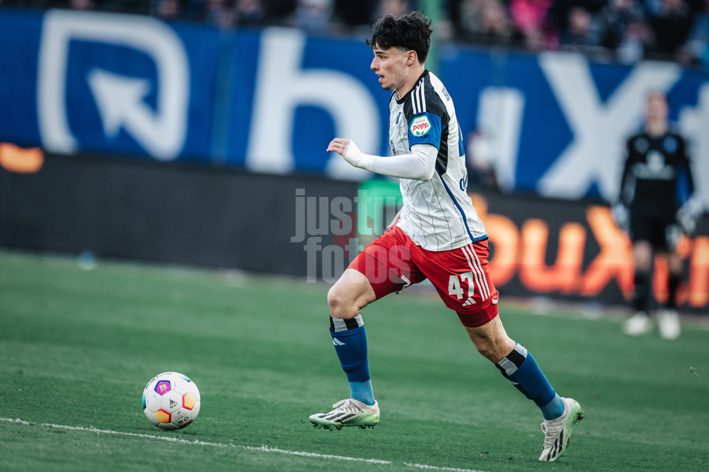 Fußball | Männer | Saison 2023/2024 | 2. Fußball-Bundesliga | 26. Spieltag | Hamburger SV vs. SV Wehen Wiesbaden | 17.03.2024 | Nicolas Oliveira (#47, HSV) am Ball