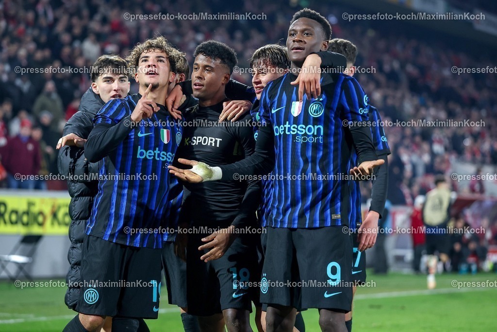 1FC04022601106 | 04.02.2026, Fußball, UEFA Youth League, U19 1. FC Köln - Inter Mailand, Sechzehntelfinale, RheinEnergie-STADION, Saison 2025 2026: Torjubel nach dem Tor zum 2:1 durch Torschütze Dilan Zarate (FC Internazionale Milano #18)  zusammen mit der Mannschaft   DFB regulations prohibit any use of photographs as image sequences and or quasi-video.