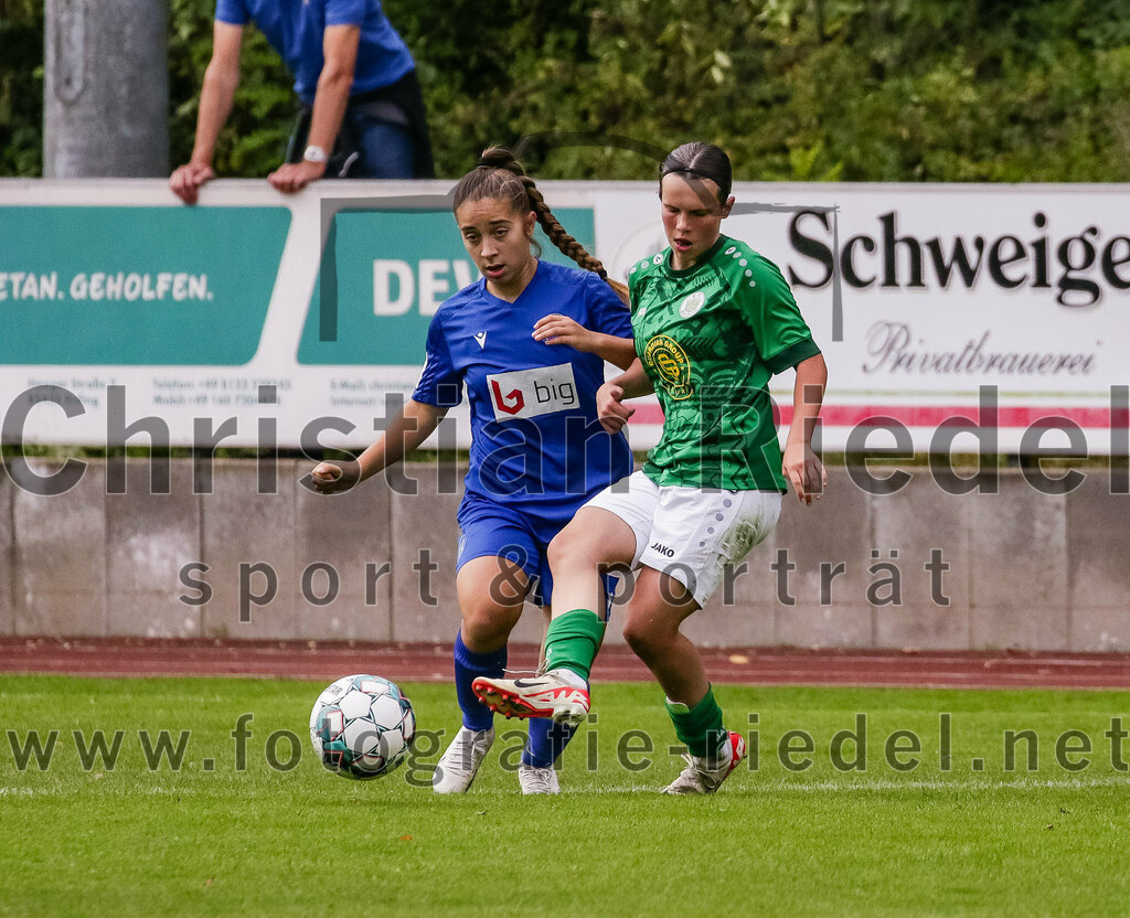 2023-10-07_025_FC_Forstern_gegen_Karlsruher_SC | Forstern, Deutschland, 07.10.2023:
Fußball, B-Juniorinnen-Bundesliga Süd 2023 / 2024, 4. Spieltag, FC Forstern gegen Karlsruher SC, Endergebnis: 1:1

Tiara Farao (Karlsruher SC, #10), Vicky Mitterer (FC Forstern, #5)

Foto: Christian Riedel / fotografie-riedel.net