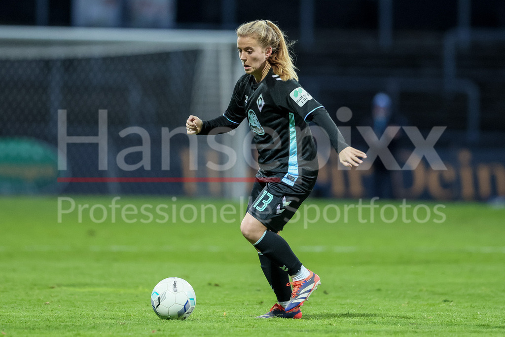 Fussball, DFB-Pokal Frauen, SC Fortuna Köln - SV Werder Bremen | v.li.: Ricarda Walkling (SV Werder Bremen, 13) am Ball, Freisteller, Einzelbild, Ganzkörper, Aktion, Action, Spielszene, DIE DFB-RICHTLINIEN UNTERSAGEN JEGLICHE NUTZUNG VON FOTOS ALS SEQUENZBILDER UND/ODER VIDEOÄHNLICHE FOTOSTRECKEN. DFB REGULATIONS PROHIBIT ANY USE OF PHOTOGRAPHS AS IMAGE SEQUENCES AND/OR QUASI-VIDEO.