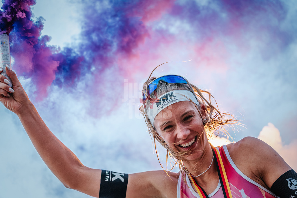 Beachvolleyball | Frauen und Männer | Allianz German Beach Tour | Deutsche Beachvolleyball-Meisterschaft 2024 | 01.09.2024 | Sandra Ittlinger bei der Siegerehrung mit Pyrotechnik