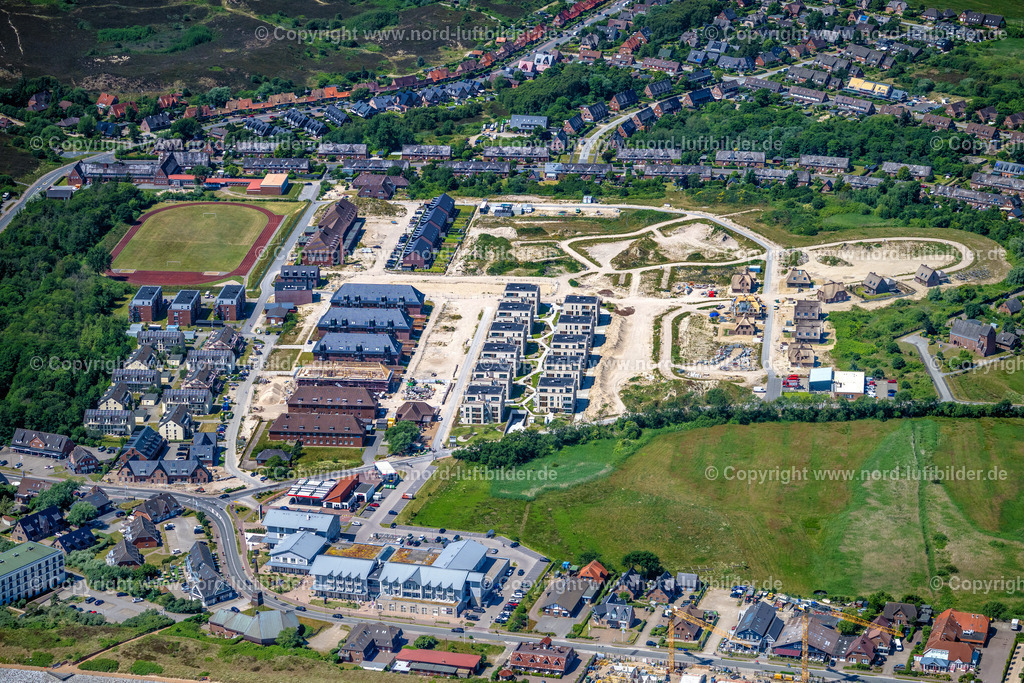 Sylt_List_Ehemals_Kaserne_Neubaugebiet_ELS_1405210625 | LIST AUF SYLT 21.06.2025 Baustelle zur Sanierung und zum Umbau des Gebäudekomplex der ehemaligen Kaserne zu einer Mehrfamilienhauswohnanlage " Dünenpark List auf Sylt " an der Straße Querdünenpfad in List auf Sylt im Bundesland Schleswig-Holstein, Deutschland. Weiterführende Informationen bei: BIG BAU Investitionsgesellschaft mbH,  DSK - BIG Deutsche Stadt- und Grundstücksentwicklungsgesellschaft mbH &amp; Co. KG,  DSK Deutsche Stadt- und Grundstücksentwicklungsgesellschaft mbH &amp; CO. KG. // Construction site for the renovation and conversion of the former barracks building complex into an apartment building complex" Duenenpark List auf Sylt " on street Querduenenpfad in List auf Sylt in the state Schleswig-Holstein, Germany. Further information at: BIG BAU Investitionsgesellschaft mbH,  DSK - BIG Deutsche Stadt- und Grundstuecksentwicklungsgesellschaft mbH &amp; Co. KG,  DSK Deutsche Stadt- und Grundstuecksentwicklungsgesellschaft mbH &amp; CO. KG. Foto: Martin Elsen