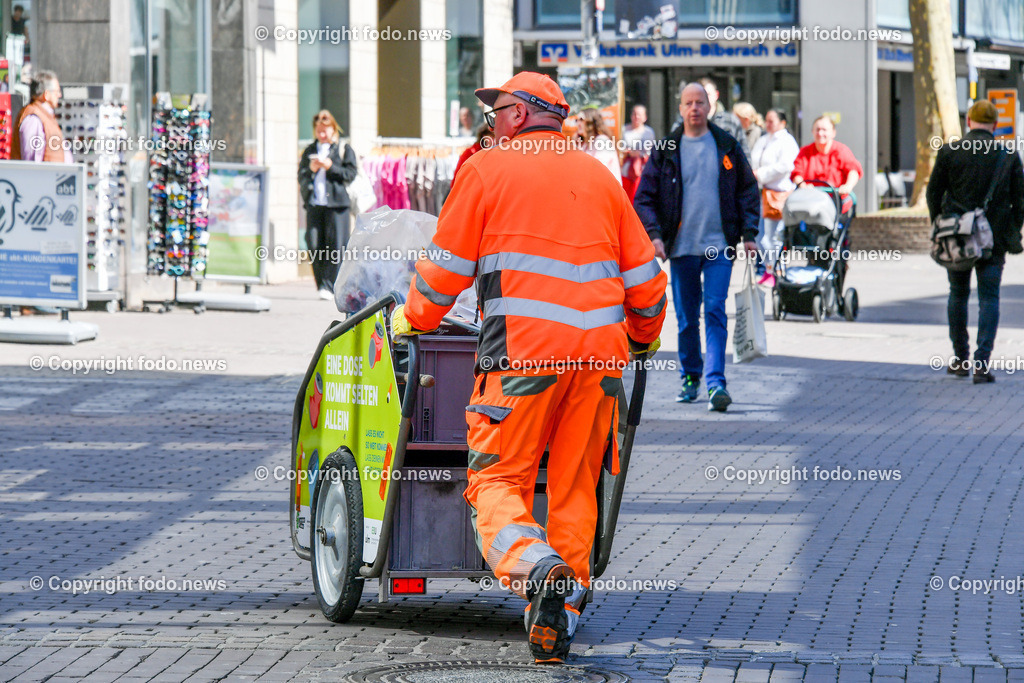 Deutschland_ Baden-Wuerttemberg_ Ulm_ 11.04.2025-22 | 11.04.2025, Deutschland, GER, Baden-Wuerttemberg, Ulm, im Bild Themenbild, Stadtansichten, Stadtreinigung, Reinigung, Strassenreinigung, Strassenkehrer, Sauber, Umwelt, Karren, Besen, Mitarbeiter Stadtreinigung, Feature, Symbolbild