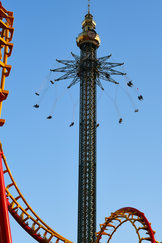 Praterturm und Achterbahn | Wien, Austria - February 27, 2019: Prater; Praterturm und Achterbahn gegen den blauen Himmel. - Realisiert mit Pictrs.com
