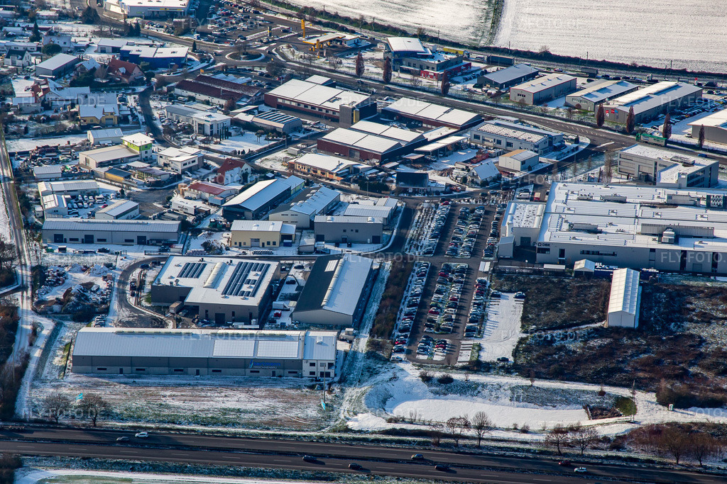 Luftbild: Industriegebiet Auf der Ebnung im Winter bei Schnee in Rülzheim im Bundesland Rheinland-Pfalz in Deutschland. Foto: IMG_135455.jpg vom 16.12.2022 durch Werner Riehm/FLY-FOTO.de
