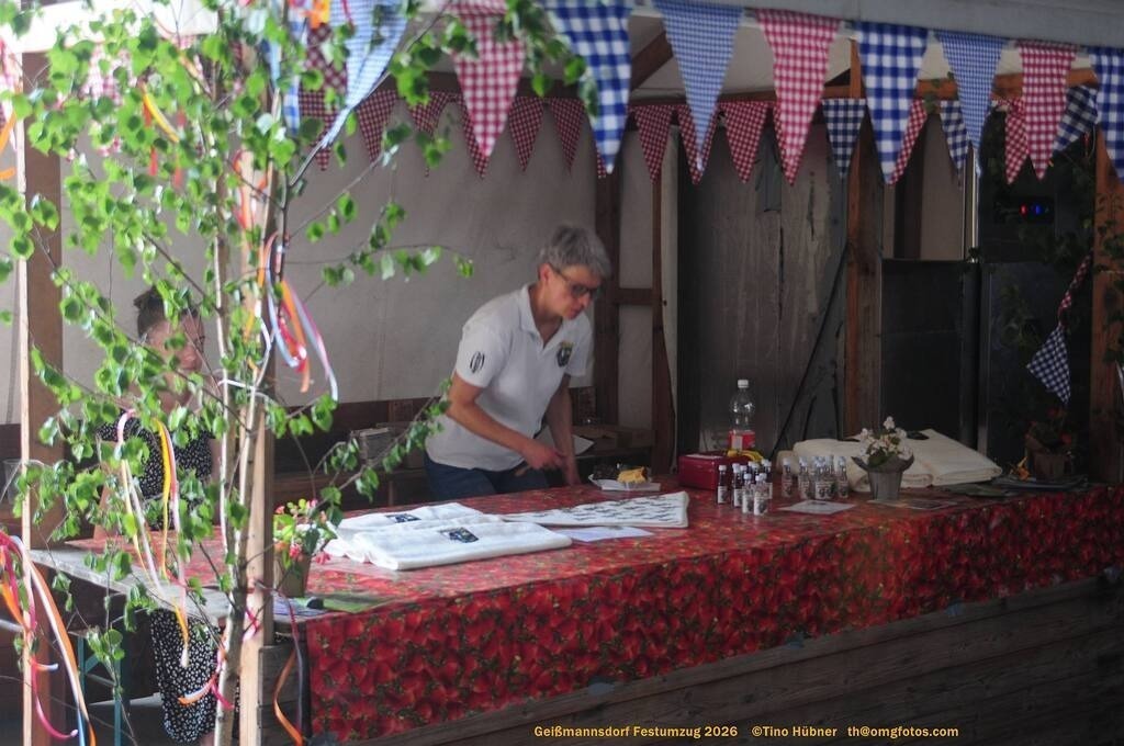 Geißmannsdorf-2026-Festumzug-055 | Festumzug in Geißmannsdorf bei Bischofswerda im Juni 2026. Fotografische Eindrücke und Momentaufnahmen vom Festumzug anläßlich des 800-jährigen Bestehens von Geißmannsdorf - mit Teilnehmern und Gästen, Strohpuppen und geschmückten Vorgärten und Grundstücken - Realisiert mit Pictrs.com