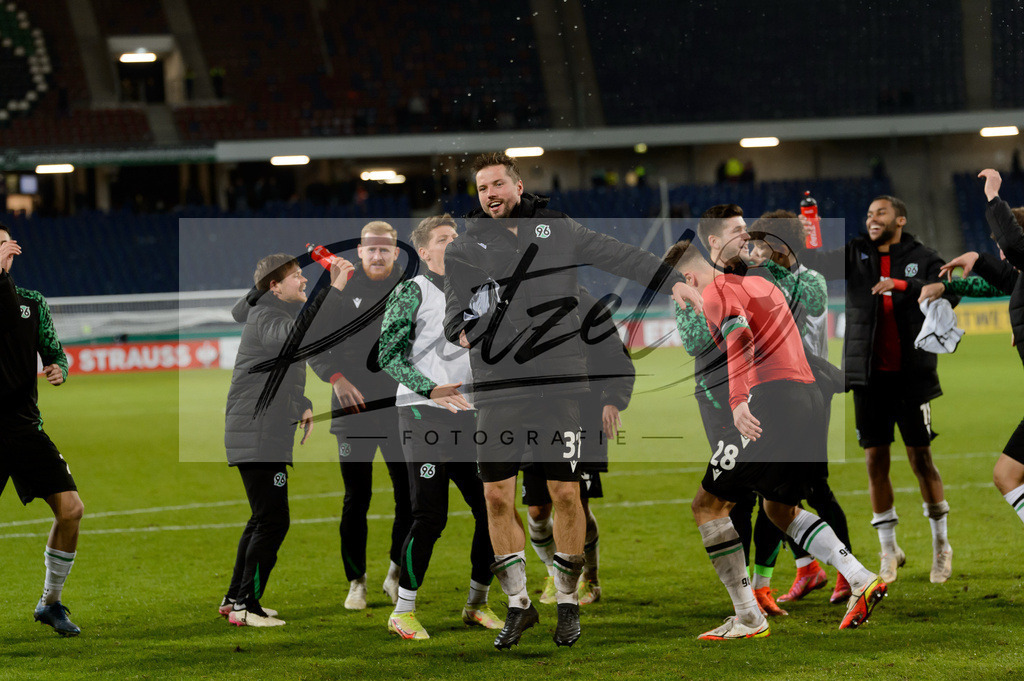 H96DUS20211027_080 | Fussball, Herren: . Spieler von Hannover 96 Schlussjubel, jubelt ueber den 3:0 Sieg bei dem Spiel der 2. Runde im DFB-Pokal zwischen Hannover 96 und Fortuna Duesseldorf in der HDI-Arena am 27.10.2021 in Hannover, Deutschland.DFB / DFL REGULATIONS PROHIBIT ANY USE OF PHOTOGRAPHS AS IMAGE SEQUENCES AND/OR QUASI-VIDEO. - Realisiert mit Pictrs.com
