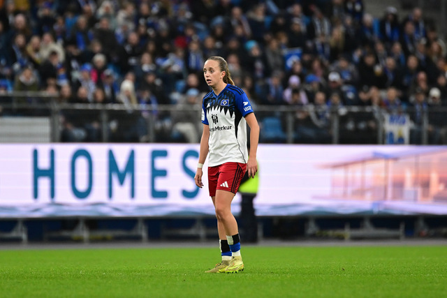 Fußball I Frauen I Saison 2025-2026 I Bundesliga I 10. Spieltag I Hamburger SV - 1. FC Nürnberg I 47108 | Einzelfoto, Freisteller, Einzelbild, Cut-out, isoliertes Motiv, Sportaufnahme, Nahaufnahme, freigestellt, freigestellte Aufnahme, Aufnahme, Einzeln: Victoria Schulz (19, Hamburger SV) - Realisiert mit Pictrs.com