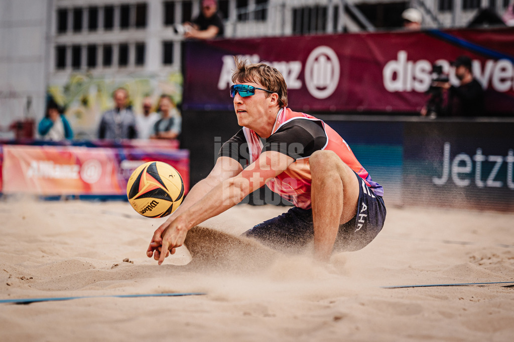 Beachvolleyball | Männer | Allianz German Beach Tour 2025 | Tourstop Berlin | 22.08.2025 | Yannik Ahr nimmt den Ball an
