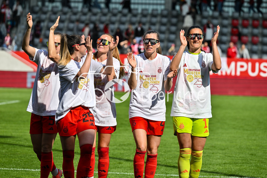 FC Bayern München - SC Freiburg | die Spielerinnen des FC Bayern feiern die Meisterschaft nach dem Heimsieg gegen den SC Freiburg / Frauen Bundesliga: FC Bayern Muenchen - SC Freiburg, FC Bayern Campus am 27.04.2025 / Sarah ZADRAZIL (FCB #25), Linda SEMBRANT (FCB #2), Maria-Luisa GROHS (FC Bayern München Frauen #1), Madalena ERIKSSON (FCB #5)