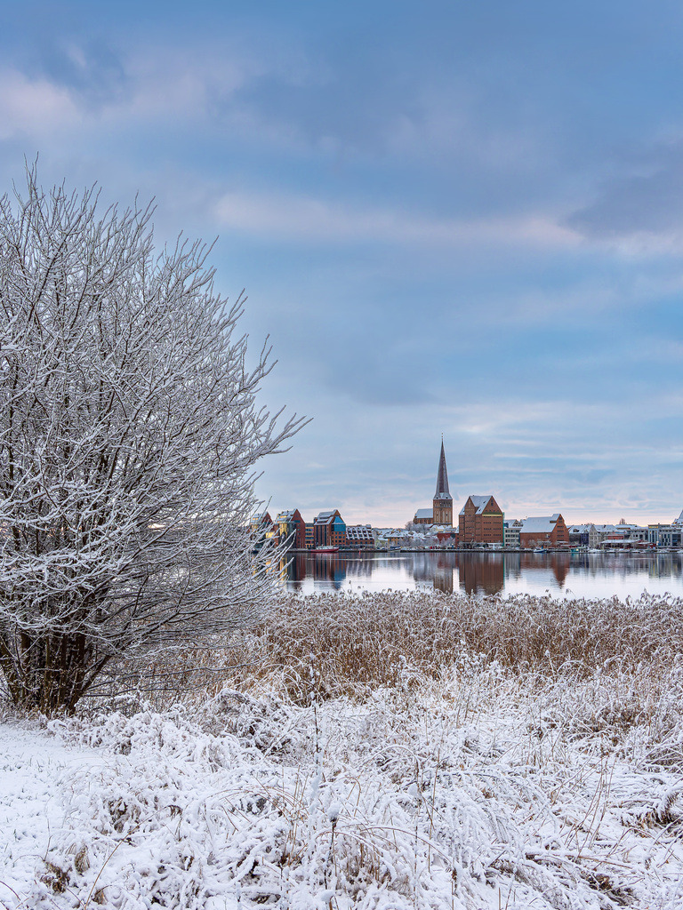 Blick über die Warnow auf die Hansestadt Rostock im Winter | Blick über die Warnow auf die Hansestadt Rostock im Winter.