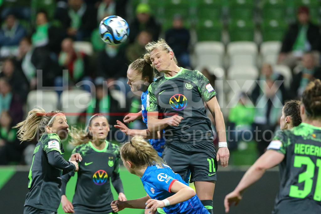 Fussball, Google Pixel Frauen-Bundesliga, VfL Wolfsburg - RB Leipzig | v.li.: Victoria Krug (RB Leipzig, 20) und Alexandra Popp (Alex Popp, VfL Wolfsburg, 11) im Kopfballduell, Kopfball, Zweikampf, Action, Aktion, Spielszene, DIE DFB-RICHTLINIEN UNTERSAGEN JEGLICHE NUTZUNG VON FOTOS ALS SEQUENZBILDER UND/ODER VIDEOÄHNLICHE FOTOSTRECKEN. DFB REGULATIONS PROHIBIT ANY USE OF PHOTOGRAPHS AS IMAGE SEQUENCES AND/OR QUASI-VIDEO.