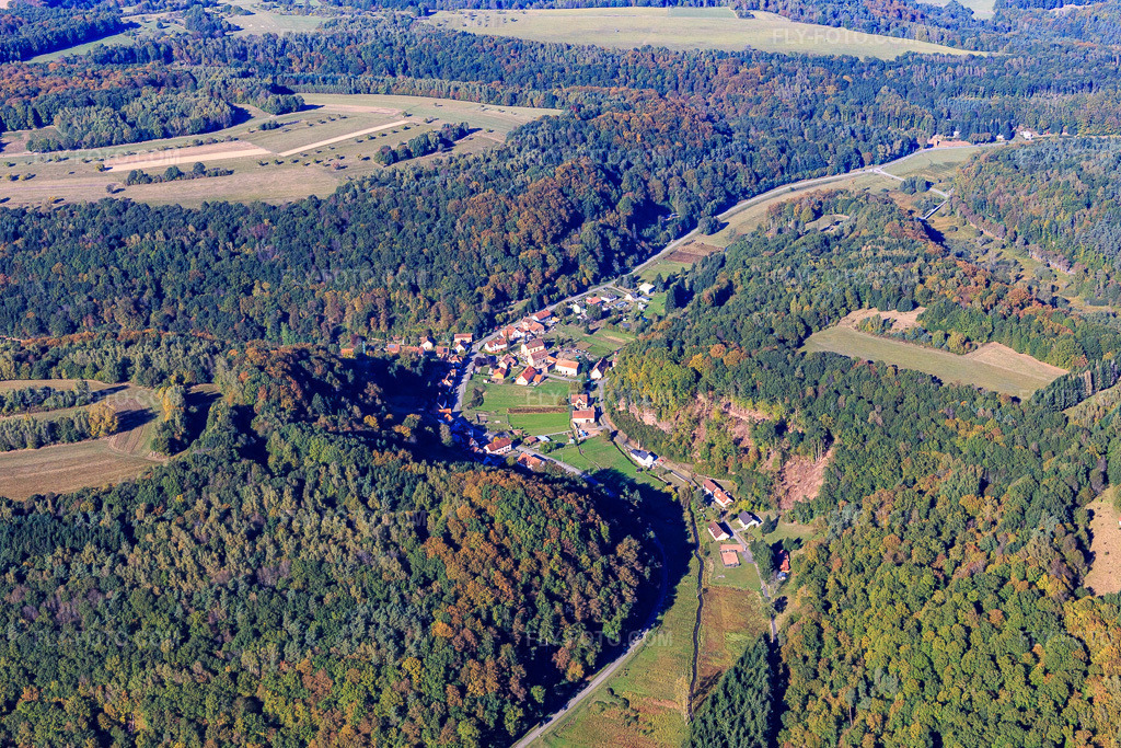 Aerial view: View of the town from the south in Bousseviller in the state Moselle, France. – Photo: IMG_095192.jpg taken on 10/16/2016 by Werner Riehm/FLY-FOTO.com – Resolution of the original: 5472 x 3648 px