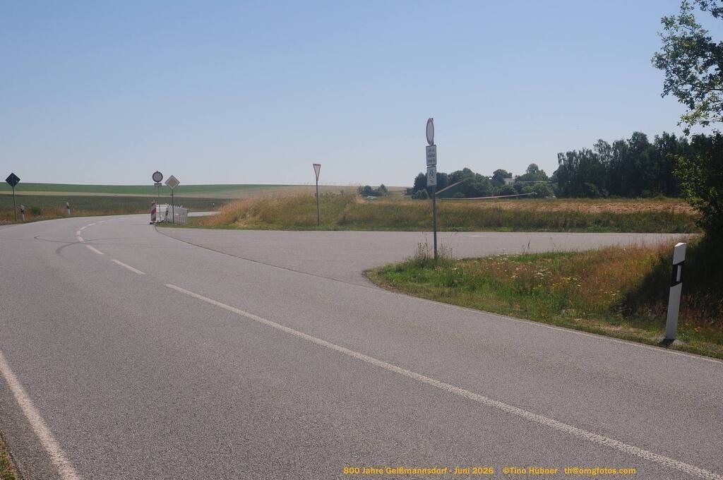 Geißmannsdorf-2026-Ortsbilder-190 | Geißmannsdorf bei Bischofswerda im Sommer 2026. Ein fotografischer Streifzug durch das Dorf Geißmannsdorf, mit Gebäuden, Straßen, Strohpuppen und geschmückten Vorgärten und Grundstücken anlässlich der 800-Jahr-Feier von Geißmannsdorf im Juni 2026 - Realisiert mit Pictrs.com