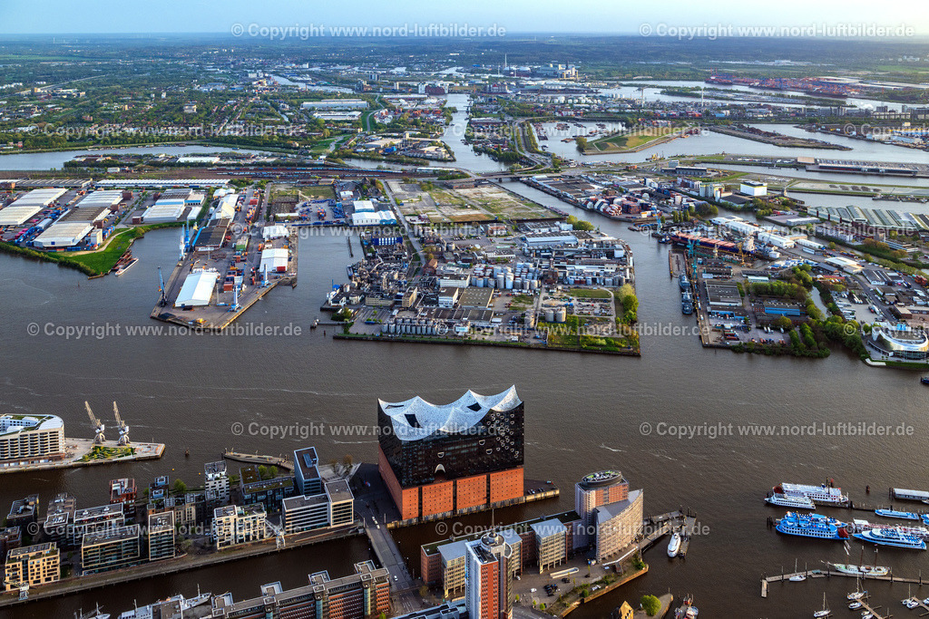 Hamburg_Steinwerder_Hywax_ELS_2007140424 | HAMBURG 14.04.2024 Elbphilharmonie am Ufer der Elbe in Hamburg. Das Konzerthaus- Gebäude im Stadtteil Hamburg-HafenCity befindet sich am Ufer der Elbe der Hansestadt. Weiterführende Informationen bei: HamburgMusik gGmbH - Elbphilharmonie und Laeiszhalle Betriebsgesellschaft,  ReGe Hamburg Projekt-Realisierungsgesellschaft mbH. // The Elbe Philharmonic Hall on the river bank of the Elbe in Hamburg. Further information at: HamburgMusik gGmbH - Elbphilharmonie und Laeiszhalle Betriebsgesellschaft,  ReGe Hamburg Projekt-Realisierungsgesellschaft mbH. Foto: Martin Elsen