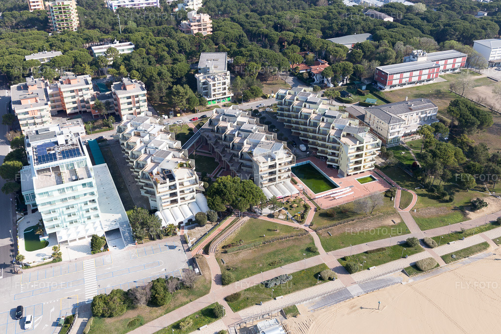 Vue aérienne: Vue de la ville à Bibione dans le département Vénétie, Italie. Photo: IMG_098004.jpg prise le 03/04/2017 par Werner Riehm/FLY-FOTO.euRésolution de l'original: 5472 x 3648 px