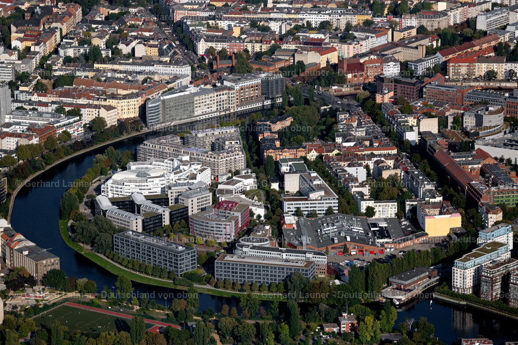 4062442 | BERLIN 08.09.2021 Kurvenförmige Schleife der Uferbereiche am Spree Flußverlauf an der Helmholtzstraße - Pascalstraße - Carnotstraße im Ortsteil Moabit in Berlin, Deutschland. // Curved loop of the riparian zones on the course of the river Spree in the district Moabit in Berlin, Germany. Foto: Gerhard Launer