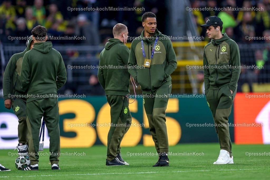 UCL1504251011 | 15.04.2025, Fußball, UEFA Champions League, Borussia Dortmund - FC Barcelona, BVB Stadion, Viertelfinale, Saison 2024 2025: Platzbegehung der Mannschaften vor dem Spiel. Felix Nmecha (BVB #8) Kjell Wätjen (BVB #38) Regulations prohibit any use of photographs as image sequences and or quasi-video.