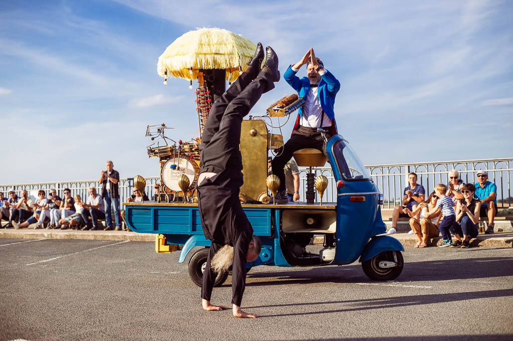 Universal Druckluft Orchester | Das Universal Druckluft Orchester mit Peter Till am Forte Belvedere Leisnig zum Festival Hallo Leisnig 2022. - Realisiert mit Pictrs.com