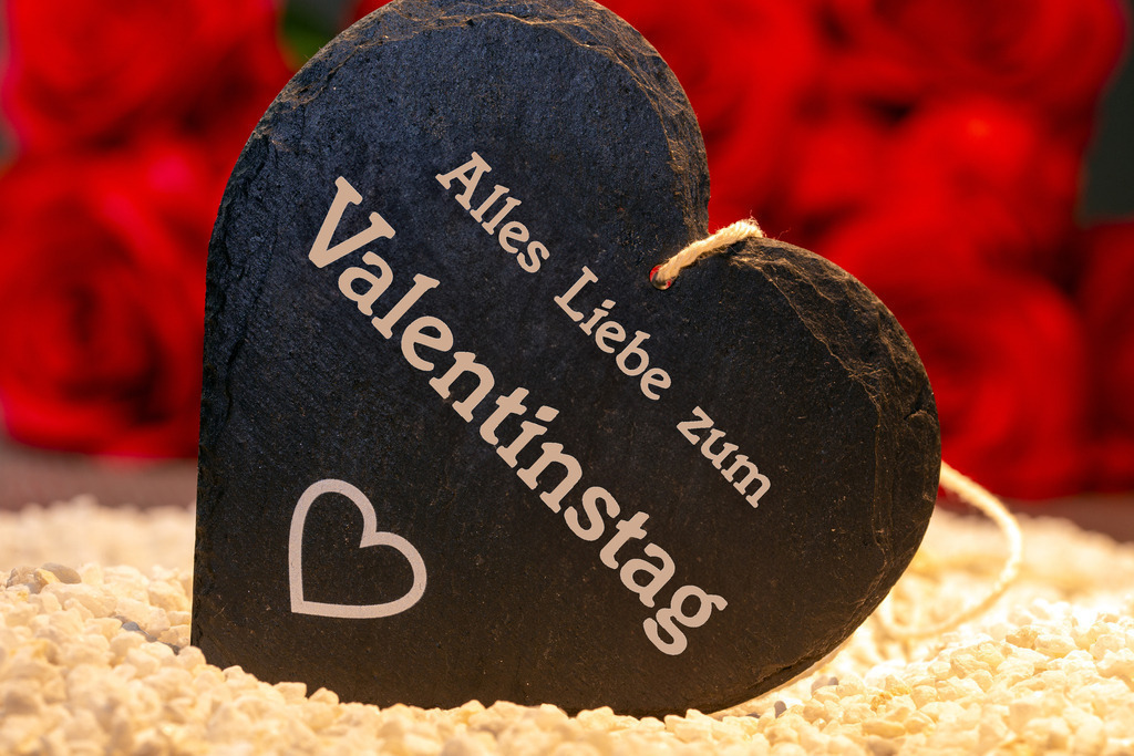 Valentinsgrüße: Herz mit der Aufschrift "Alles Liebe zum Valentinstag" vor roten Rosen | Valentinsgrüße: Herz mit der Aufschrift "Alles Liebe zum Valentinstag" vor roten Rosen - Realisiert mit Pictrs.com