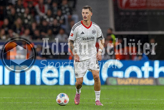 Bayer 04 Leverkusen vs Eintracht Frankfurt - Bundesliga  | Leverkusen, Deutschland, 12.09.25:   Robin Koch (Eintracht Frankfurt) in Aktion am Ball, Einzelaktion waehrend des Spiels der Bundesliga zwischen  Bayer 04 Leverkusen vs Eintracht Frankfurt in der BayArena(Foto von Brauer-Fotoagentur / Adrian Schlueter)