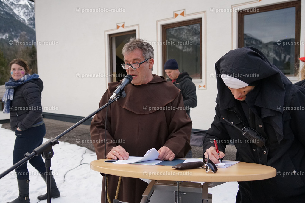 news-2023-Feb11-Fasching-Weissenbach-DSC02072 | Info aus dem Bezirk Reutte/Ausserfern Tirol sowie eine umfangreiche Bilddatenbank über die gesamte Region: Lechtal, Talkessel Reutte, Tannheimertal, Zwischentoren. Lech, Plansee, Zugspitze, Grenztunnel, B179, Fernpassstraße, Verkehr, Lawinen, Tradition, - Realisiert mit Pictrs.com