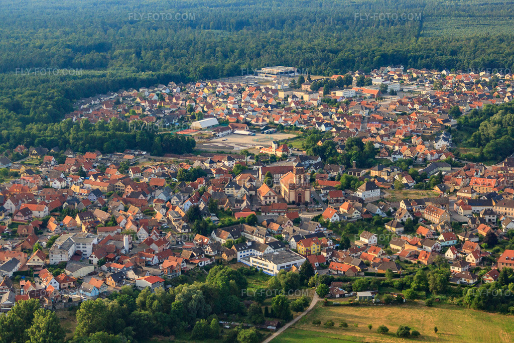 Aerial view: View of the town from the south with the Church of Saint-Michel in Soufflenheim in the state Bas-Rhin, France. – Photo: IMG_30554.jpg taken on 07/09/2010 by Werner Riehm/FLY-FOTO.com – Resolution of the original: 4752 x 3168 px