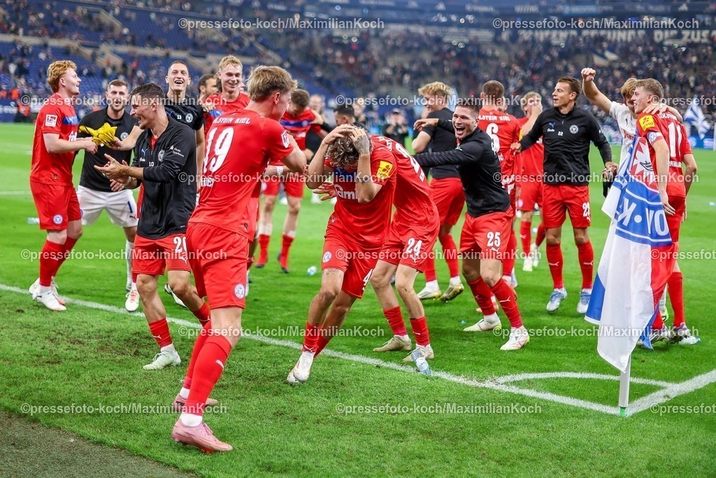 S0413092501208 | 13.09.2025, Fußball, FC Schalke 04 - Holstein Kiel, 5.Spieltag, 2. Fußball Bundesliga, Veltins-Arena Gelsenkirchen, Saison 2025 2026: Abschlussjubel nach dem 1:0 Sieg für Holstein Kiel. Die Mannschaft feiert den Erfolg vor der KurveDFB regulations prohibit any use of photographs as image sequences and or quasi-video.