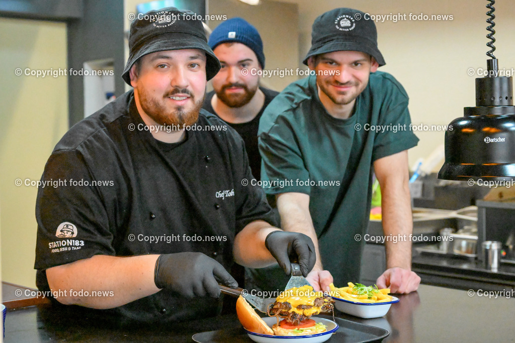 Burger_ Station 183_ 30.03.2023-12 | 30.03.2023, Linz, AUT, Burgerlokal Station 183, im Bild Tobias Zimbru, Lukas Zimbru, Julian Ivancsuk