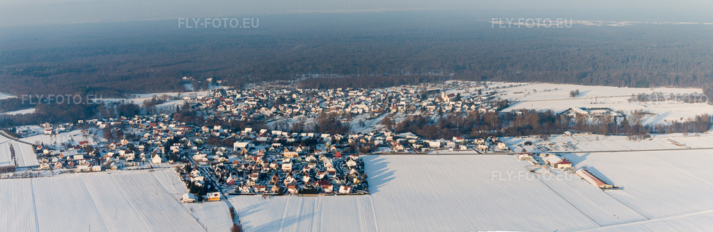 Vue aérienne: Panorama des champs agricoles et des terres cultivées enneigées en hiver à Scheibenhard dans le département Bas Rhin, France. Photo: IMG_36684-Bearbeitet.jpg prise le 05/01/2011 par Werner Riehm/FLY-FOTO.euRésolution de l'original: 9237 x 3010 px