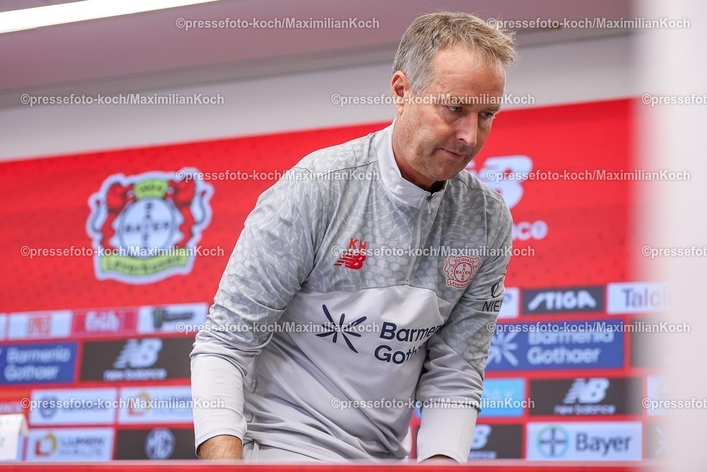 B0411092501032 | 11.09.2025, Fußball, Pressekonferenz Bayer 04 Leverkusen mit Cheftrainer Kasper Hjulmand vor dem Bundesliga Spiel gegen Eintracht Frankfurt in der BayArena, Saison 2025 2026 DFB regulations prohibit any use of photographs as image sequences and or quasi-video.