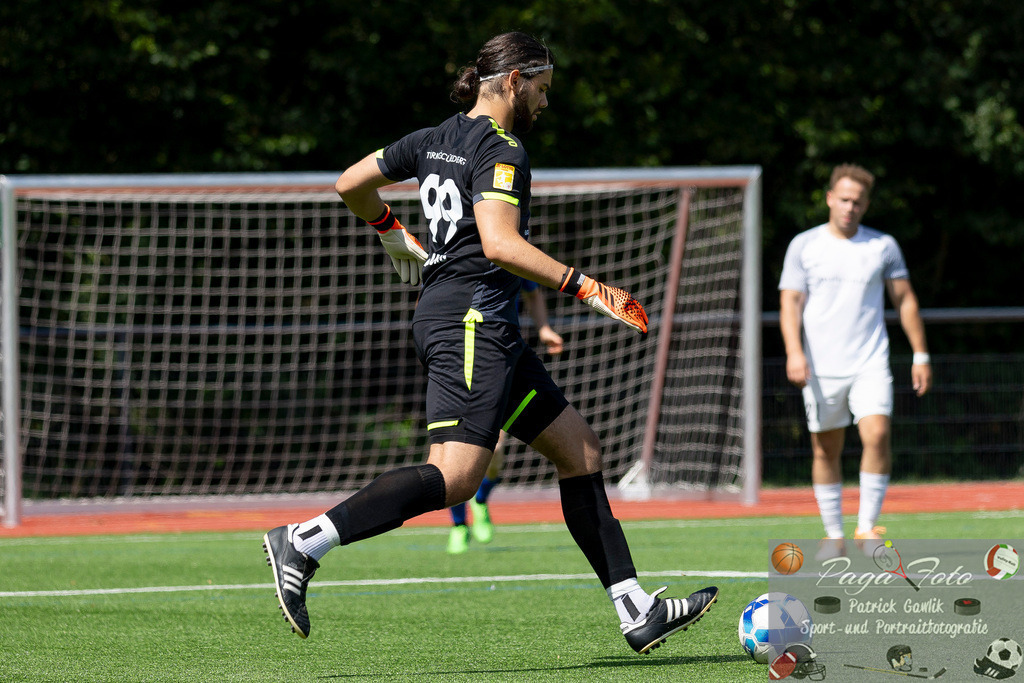 Testspiel: Spvgg. 03 Fechenheim - Türk Gücü Friedberg, 13.07.2024 | Finn Landburg (Türk Gücü Friedberg #1) mit Ball, Spvgg. 03 Fechenheim - Türk Gücü Friedberg, Frankfurt am Main, Sportanlage Birsteiner Straße, 13.7.2024 - Realisiert mit Pictrs.com