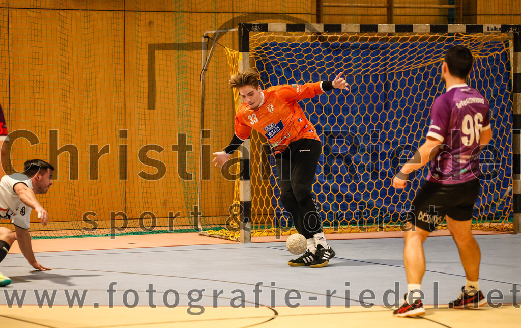 2024-03-09_034_SpVgg_Altenerding_gegen_SVW_Burghausen | Erding, Deutschland, 09.03.2024:
Handball, Bezirksoberliga Männer 2023 / 2024, 18. Spieltag, SpVgg Altenerding gegen SVW Burghausen, Endergebnis: 25:34

Torwart Jannik Fleps (SpVgg Altenerding, #33), Michael Sack (SpVgg Altenerding, #96)

Foto: Christian Riedel / fotografie-riedel.net